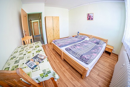 Dvoulůžkový pokoj – Ubytovna U Nádraží – Levné ubytování v Českých Budějovicích